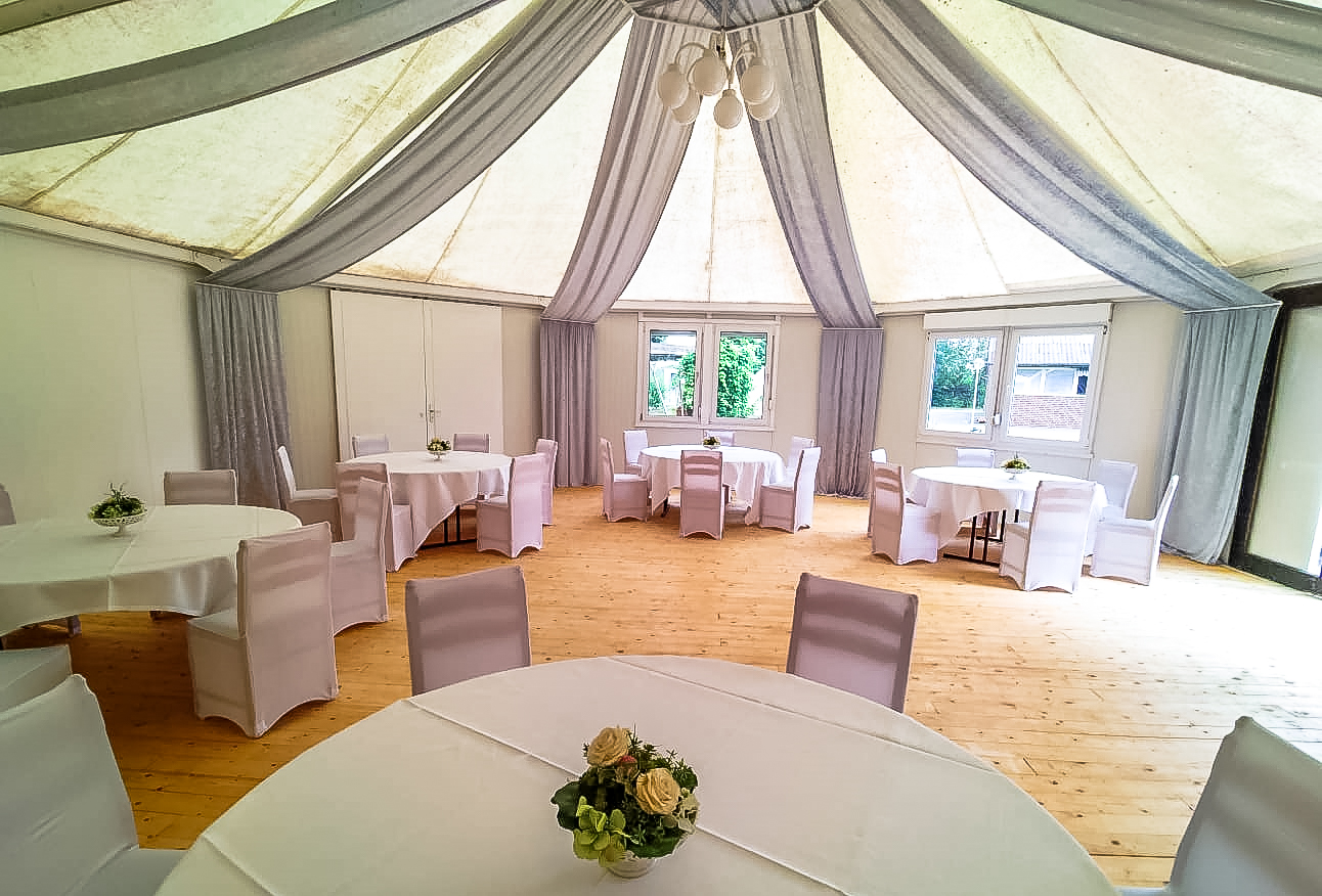 Zelt-Pavillon mit eingedeckten Tischen am Hof Moorblick