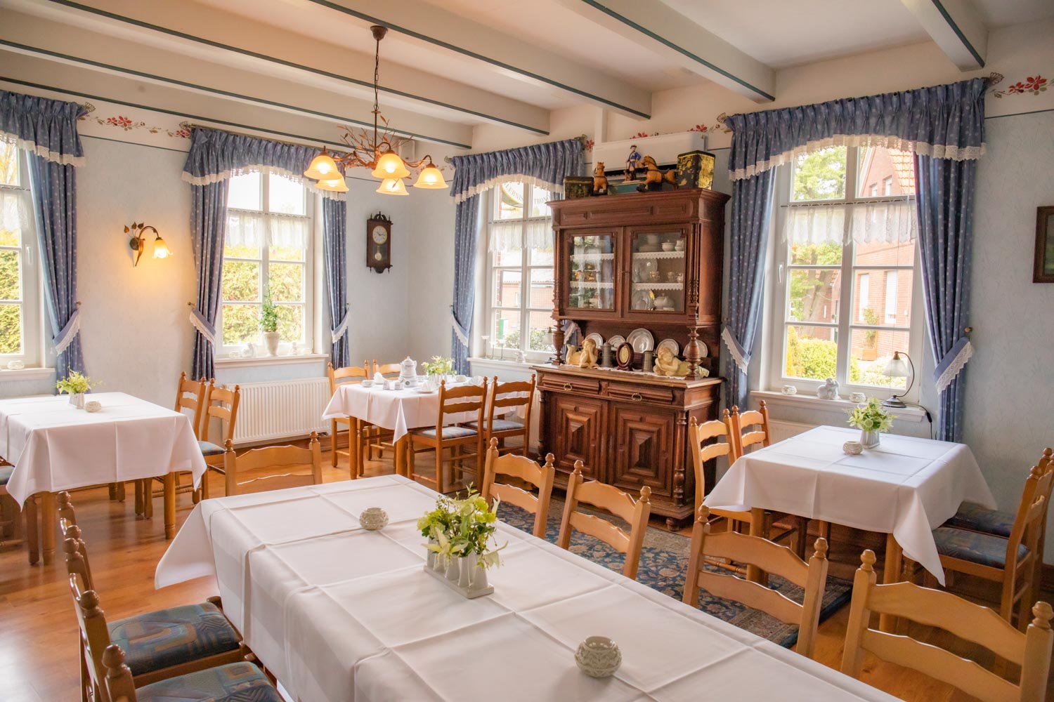 Clubraum mit Bauernschrank bei Meta in Hesel