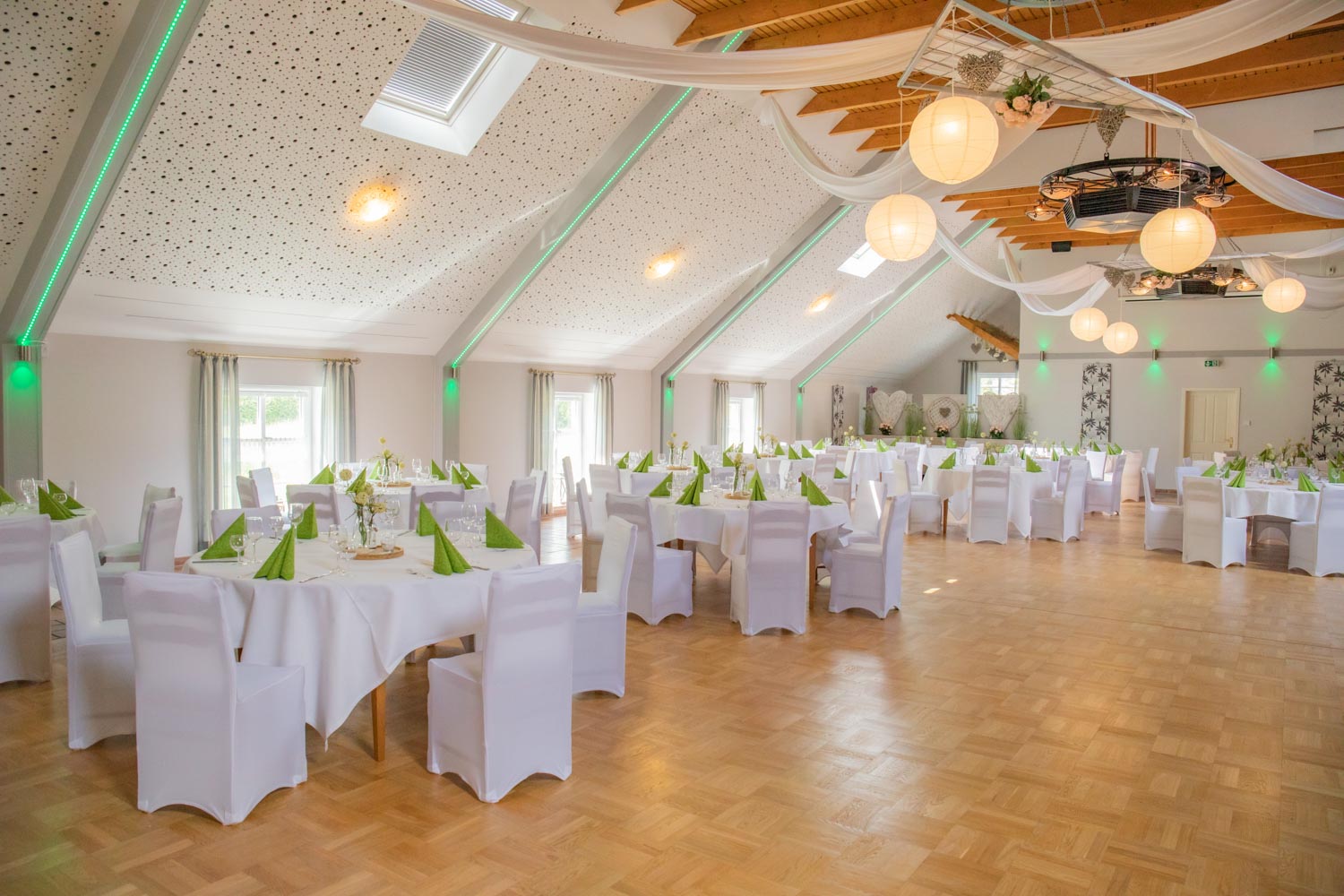 Großer Festsaal mit Tanzfläche bei Meta in Hesel