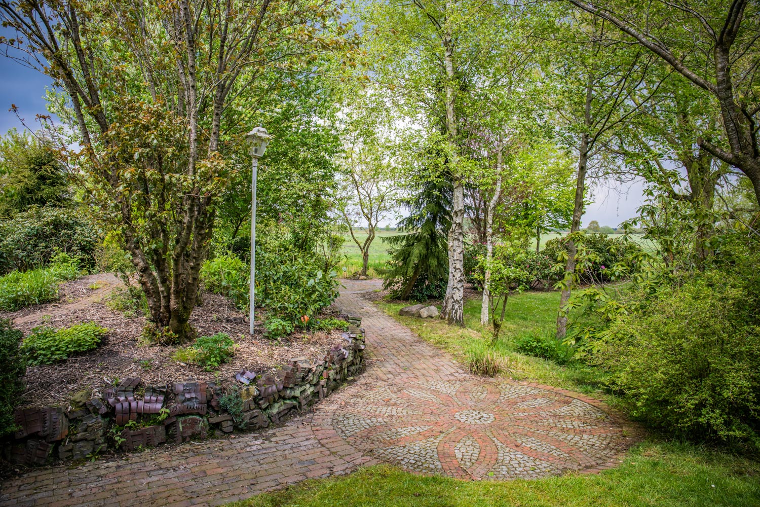 Spazierweg durch den Garten am Hof Moorblick in Großefehn