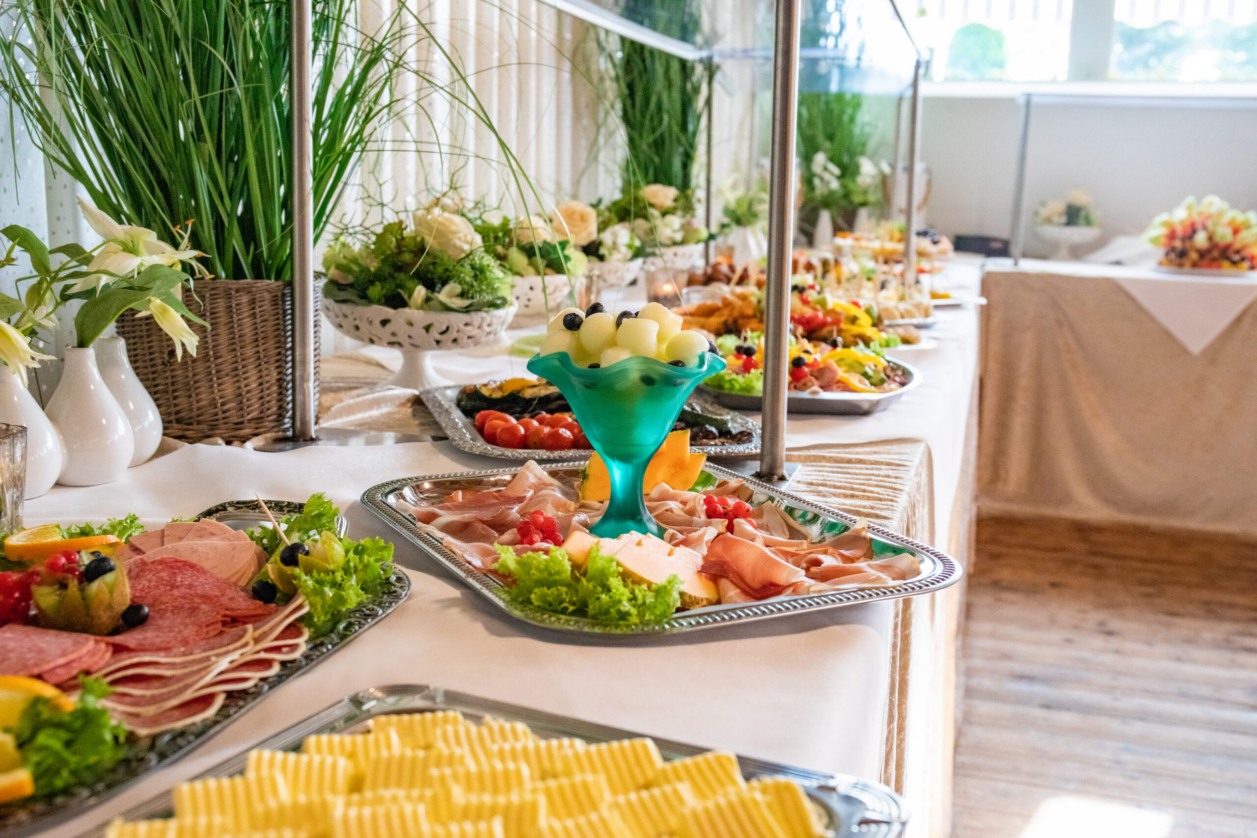 Kaltes Buffet mit Vorspeisenplatten aus der Meta-Küche