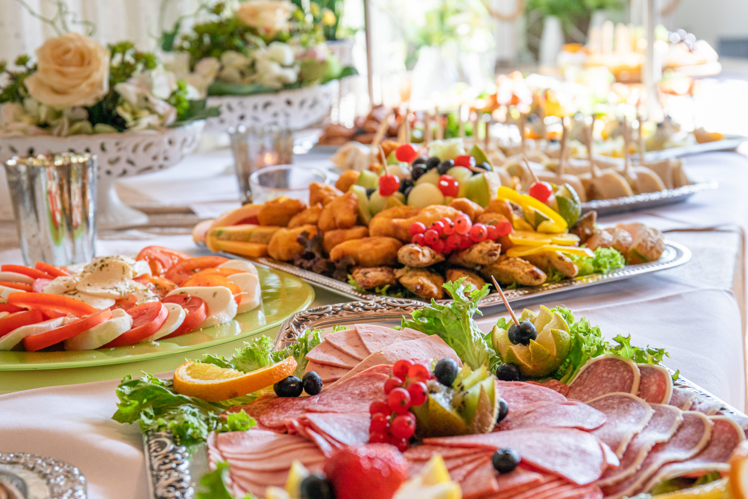 Liebevoll angerichtete Buffet-Platten