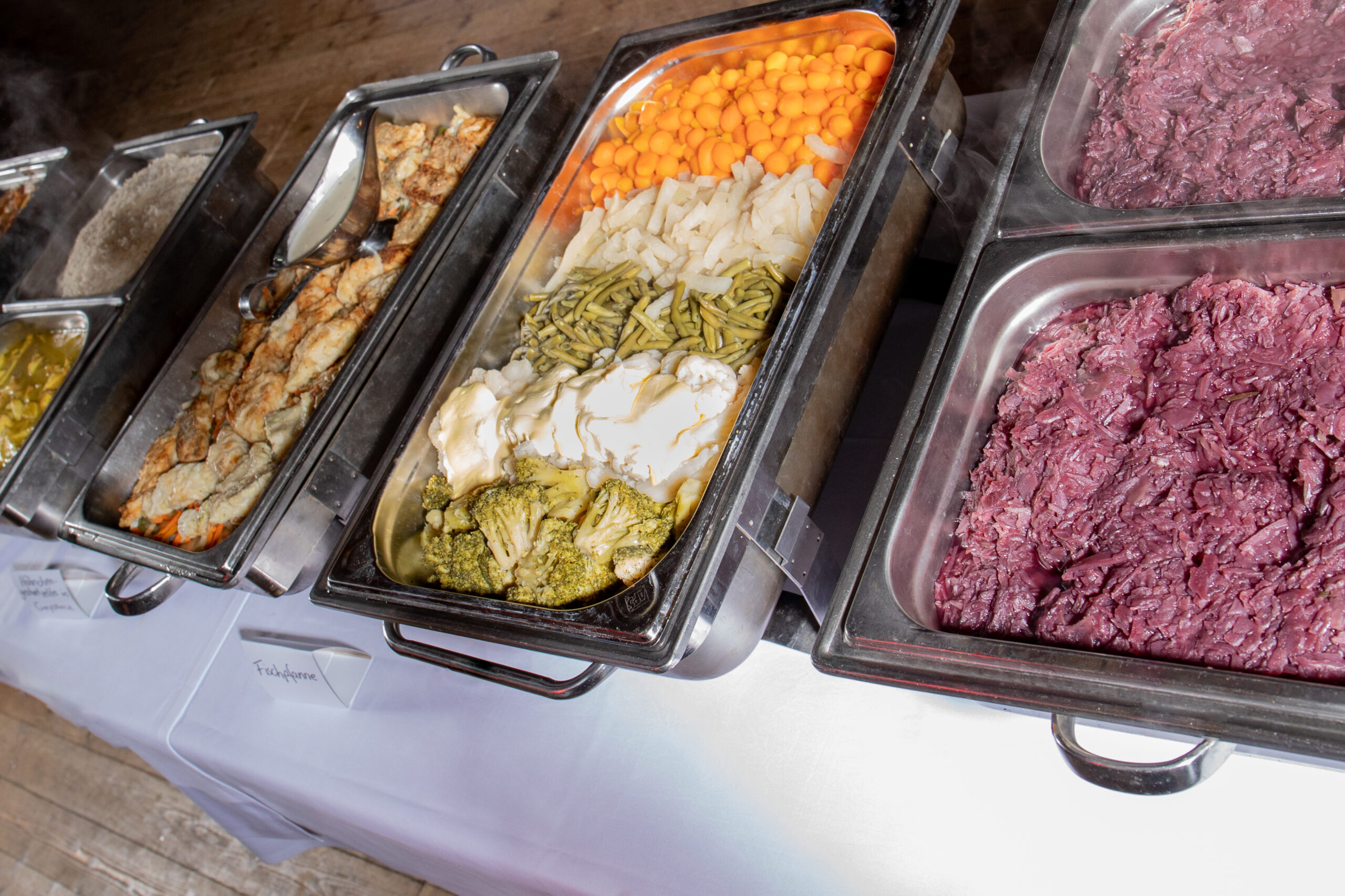 Warmes Buffet mit Rotkohl und winterlichen Beilagen