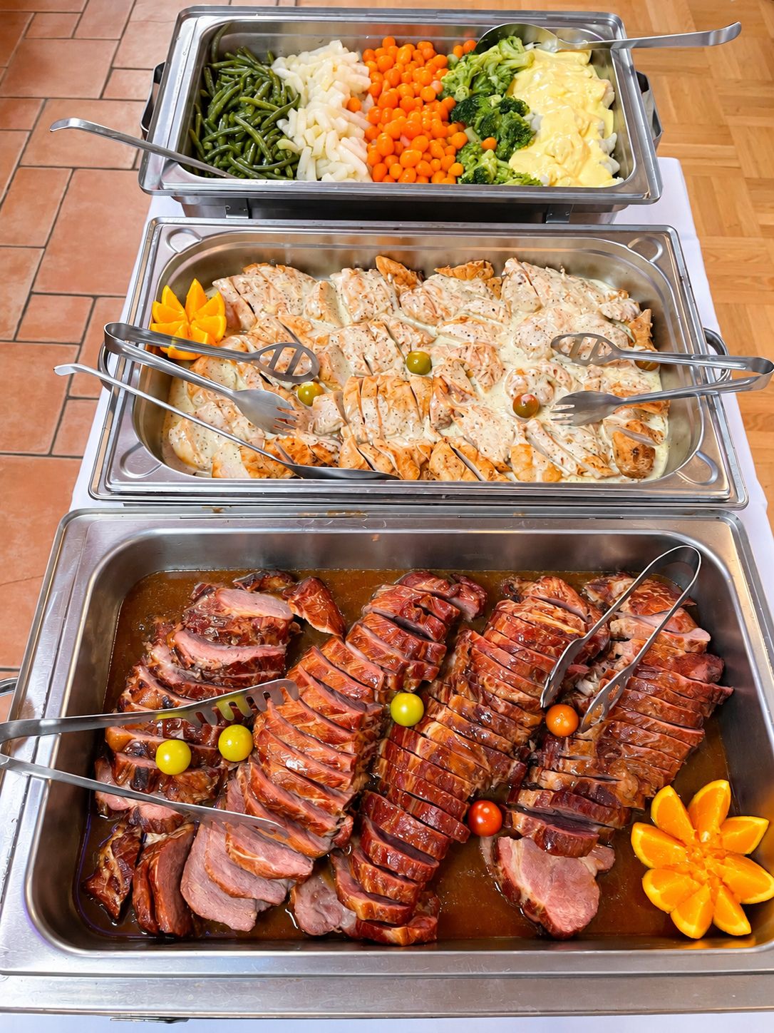 Braten und Gemüse am warmen Buffet