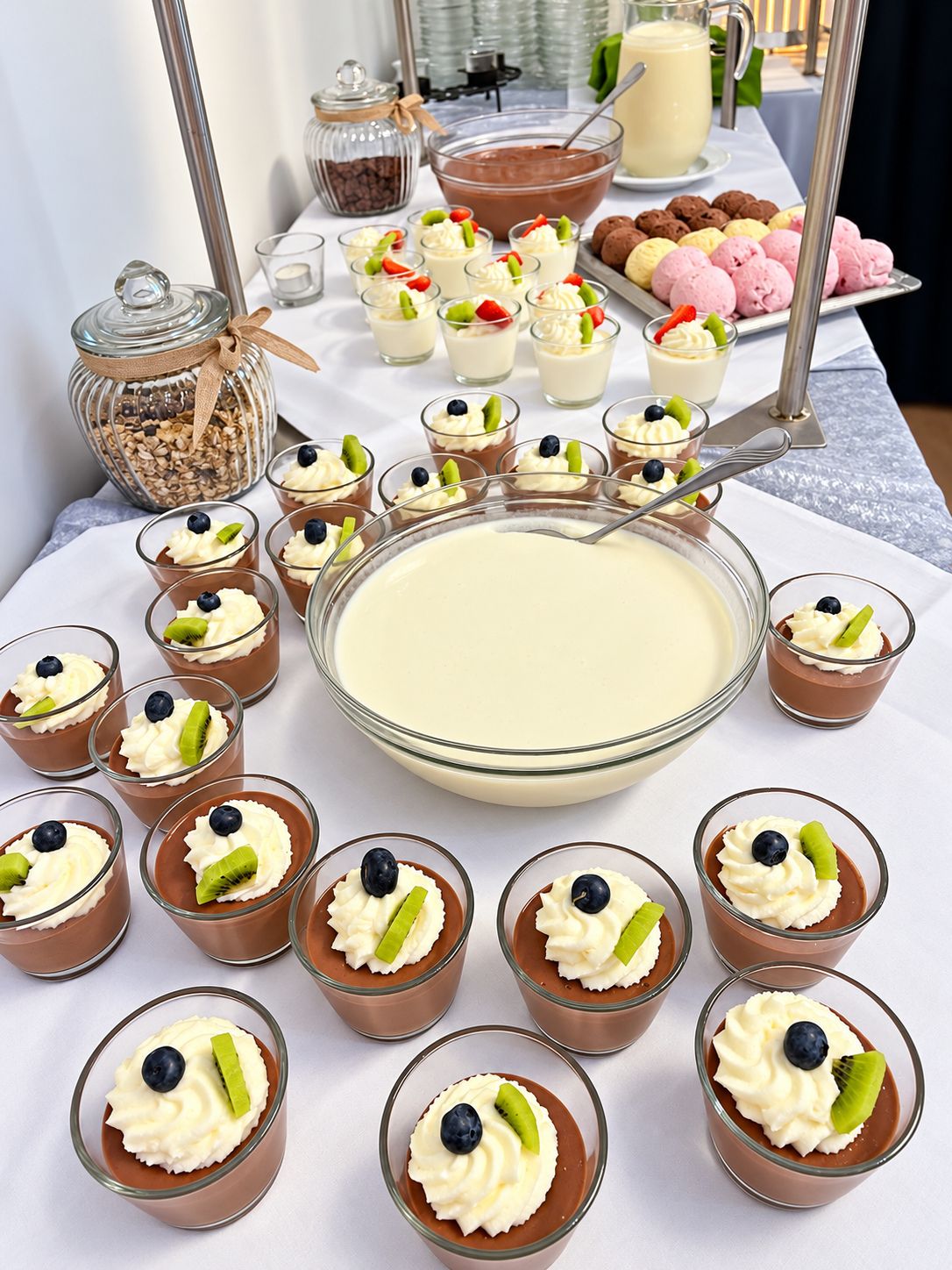 Dessertbuffet mit Pudding und Creme