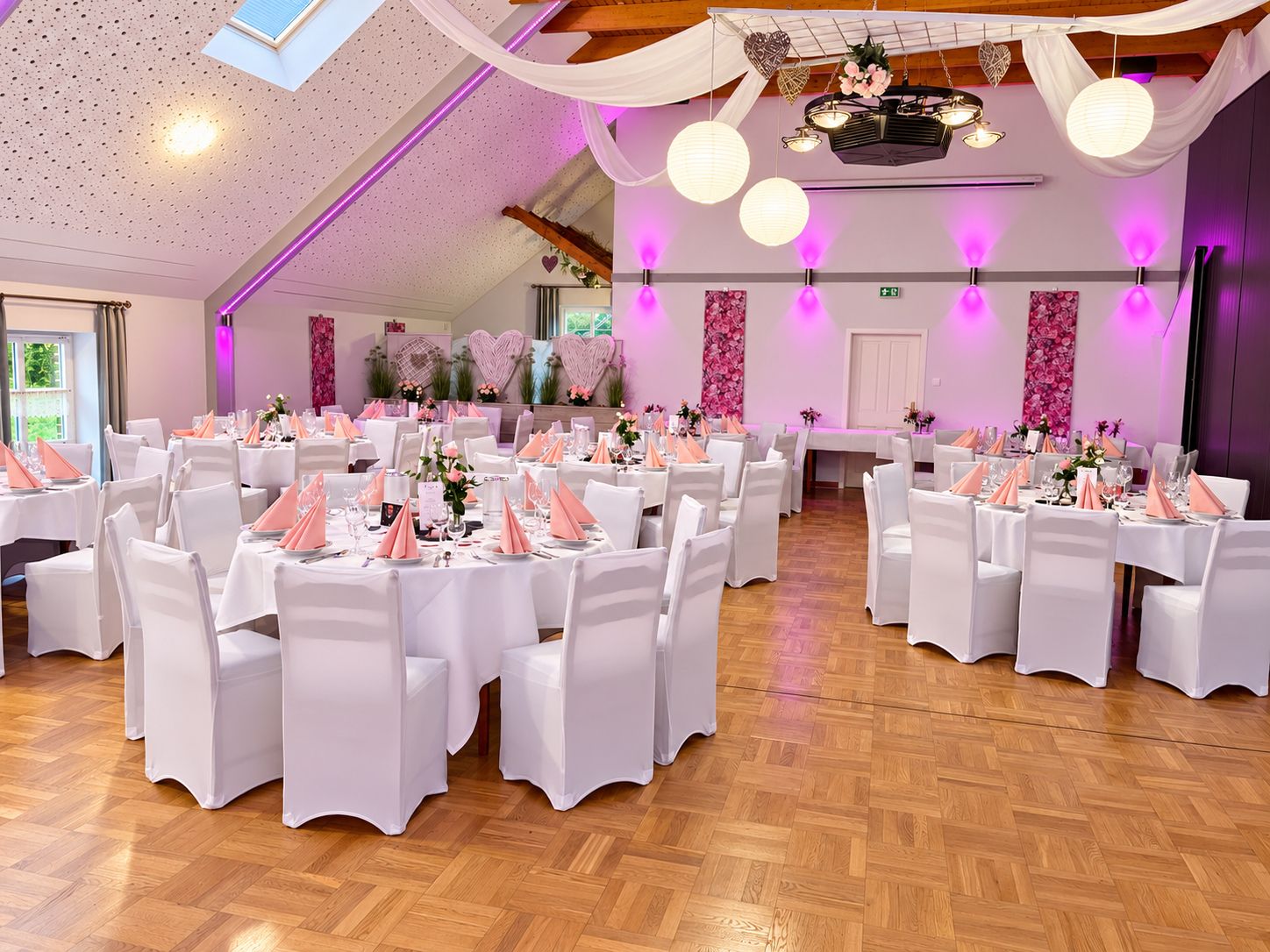 Festsaal bei Meta in Hesel mit Ambiente-Beleuchtung