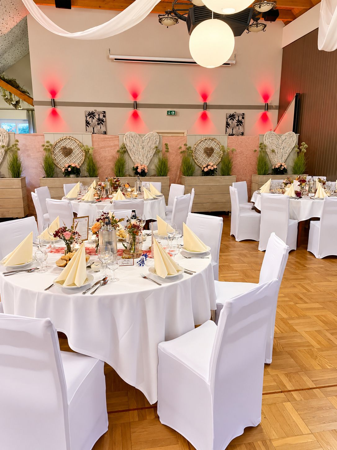 Festsaal Meta Hesel mit Herzdeko und Blumen