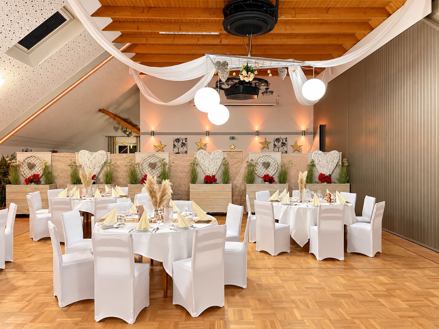 Festlich eingedeckter Saal bei Meta in Hesel