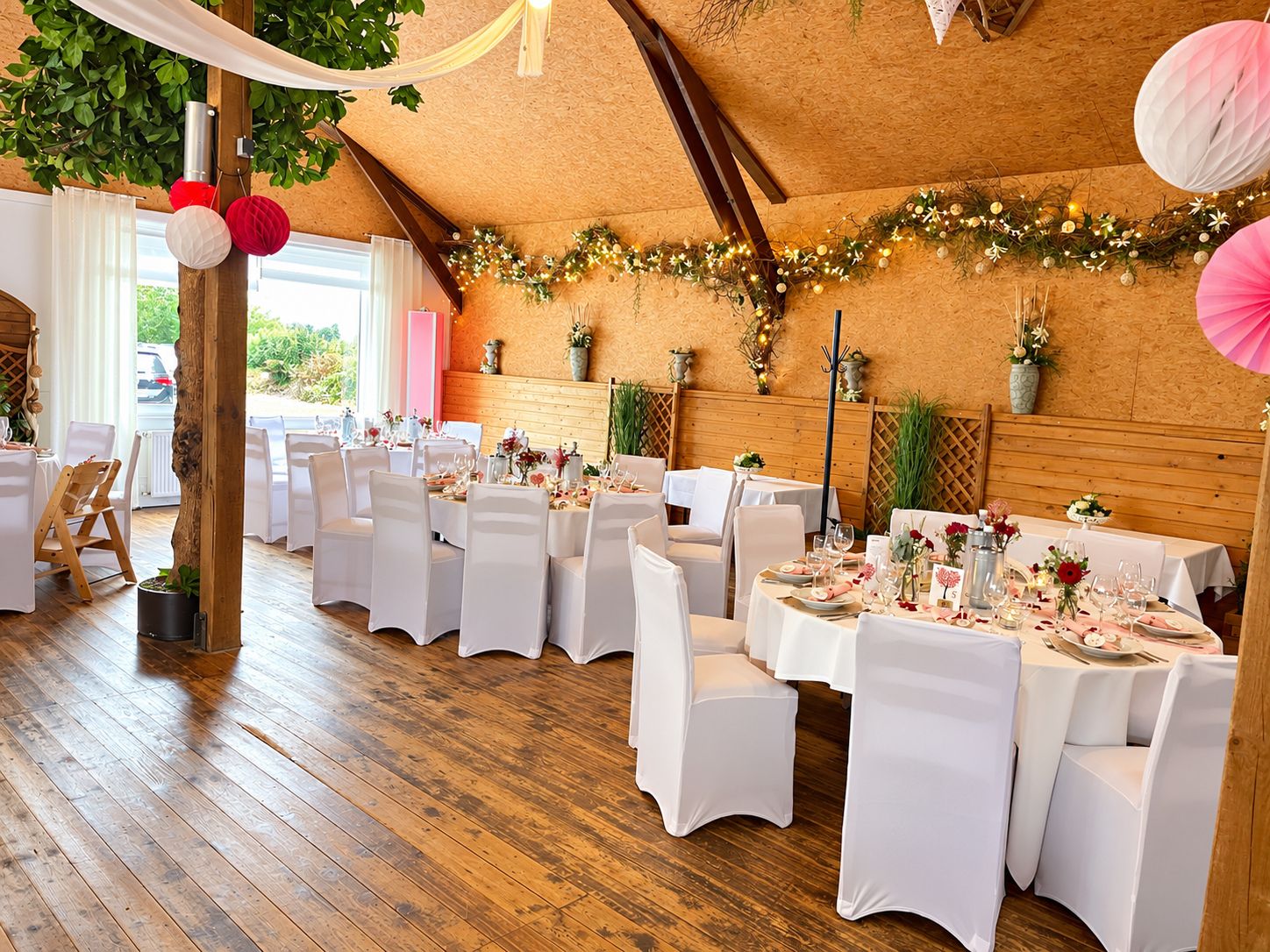 Rustikaler Festsaal mit Holzbalken am Hof Moorblick
