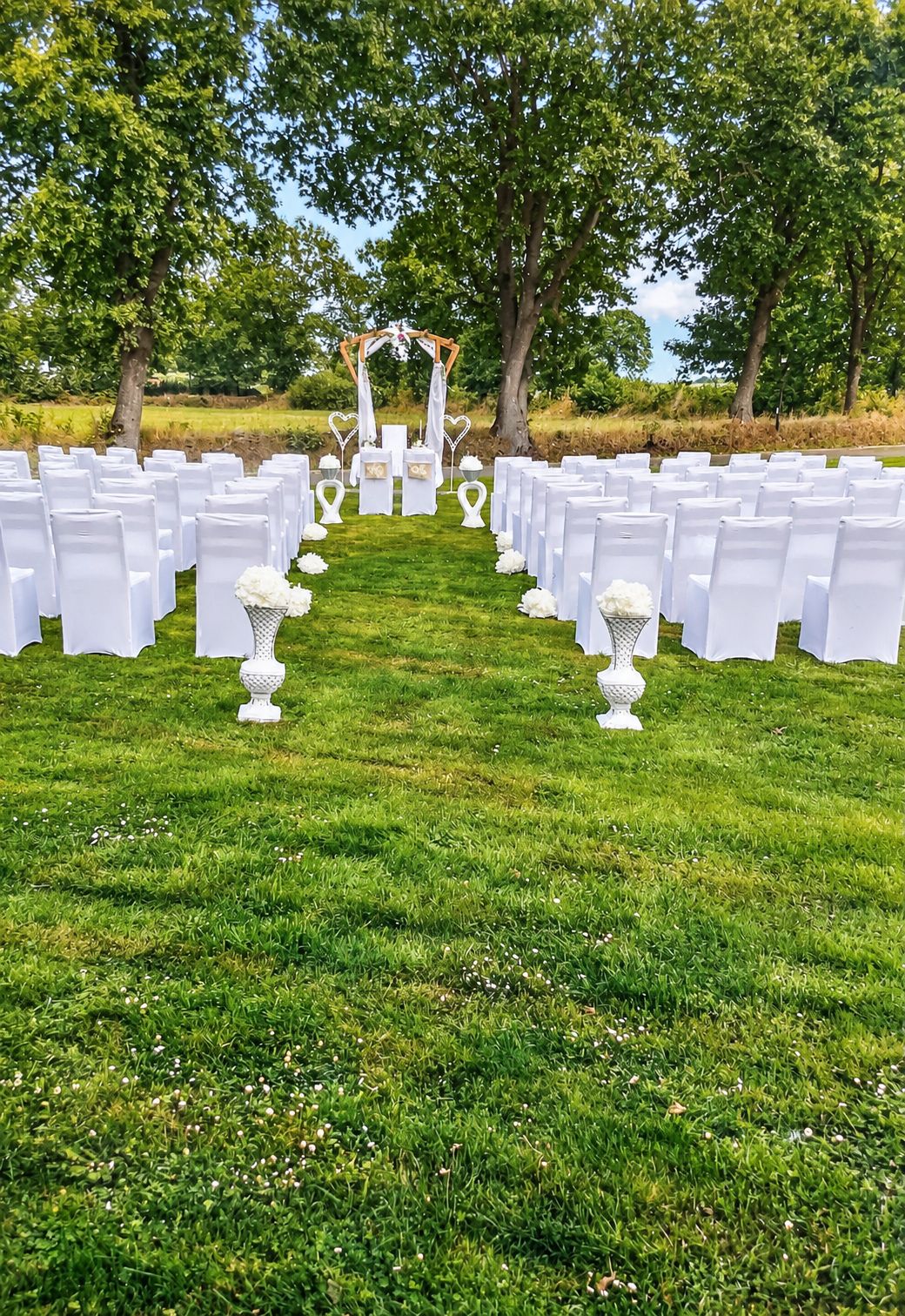 Freie Trauung im Gartenpark vom Hof Moorblick mit Traubogen