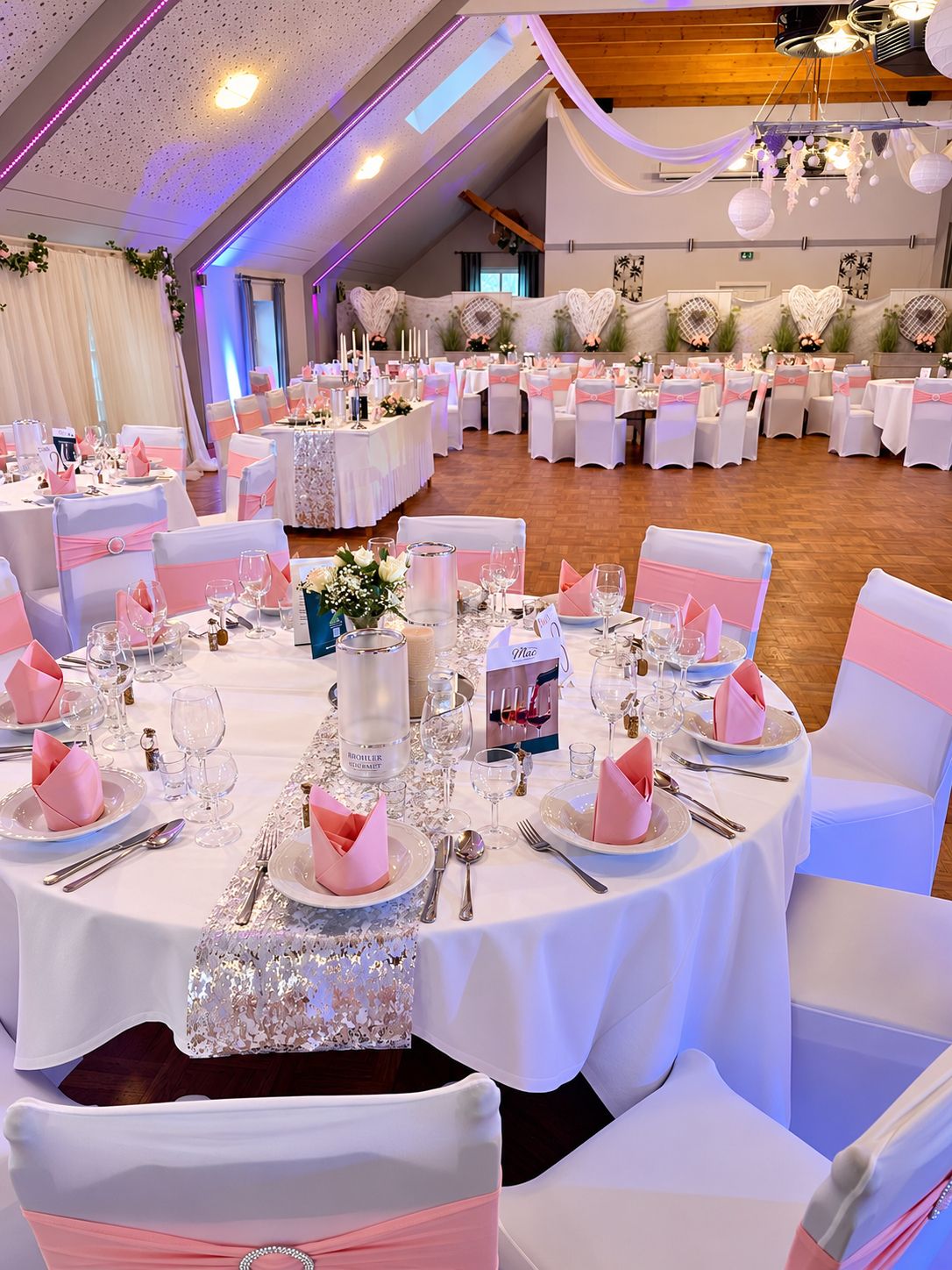 Hochzeitstisch mit Rosé-Servietten im Festsaal Meta Hesel