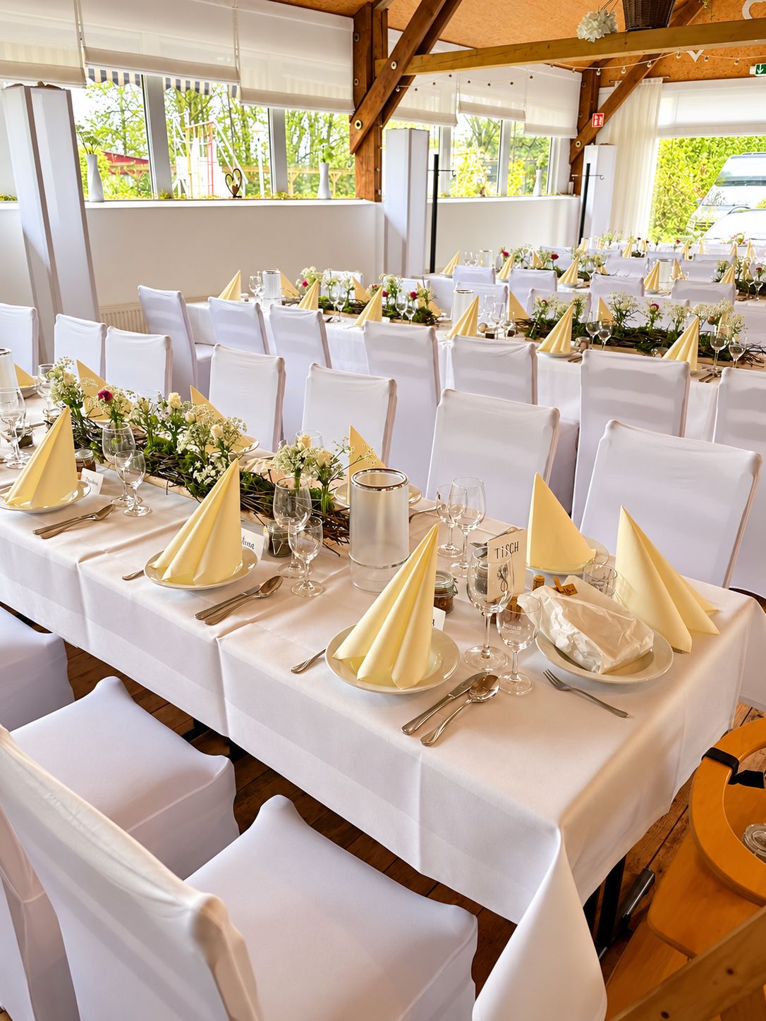 Hochzeitstafel mit cremefarbenen Servietten am Hof Moorblick
