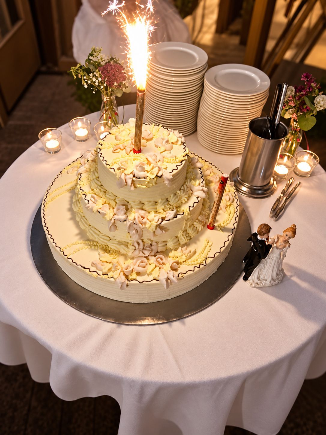 Mehrstöckige Hochzeitstorte mit Wunderkerze