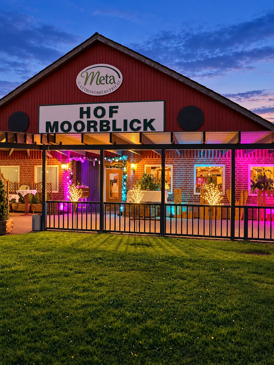 Hof Moorblick in Großefehn am Abend beleuchtet