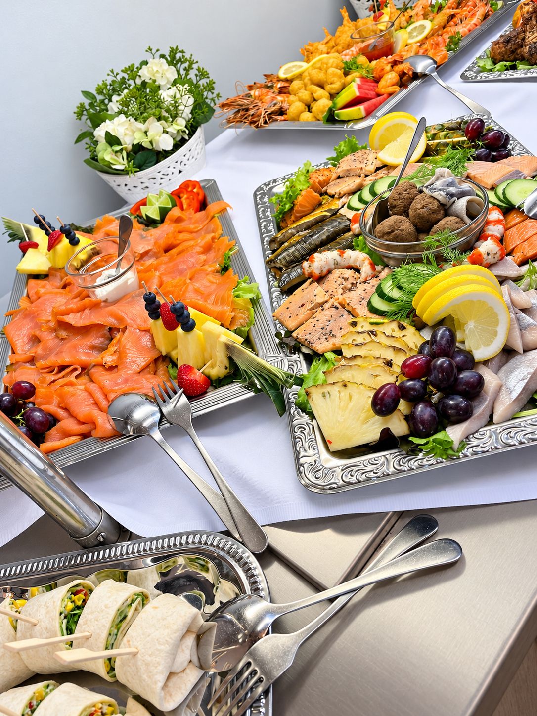 Lachs- und Fischplatte am kalten Buffet