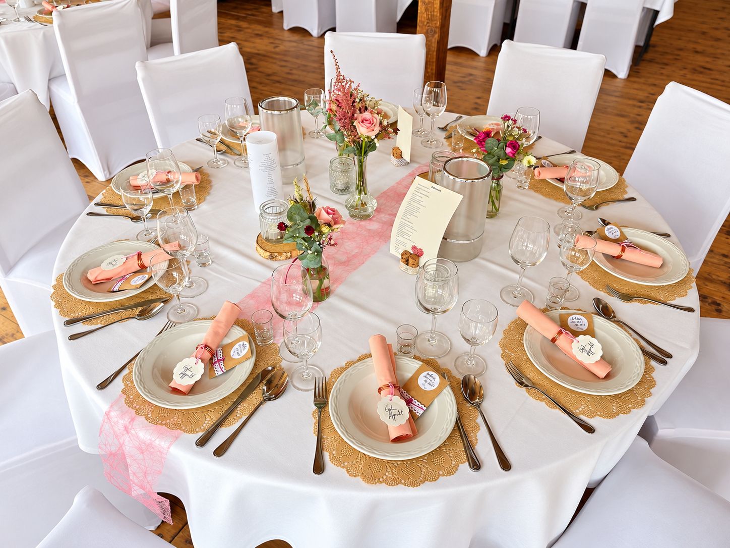 Runder Hochzeitstisch mit Rosé-Läufer und Goldtellern