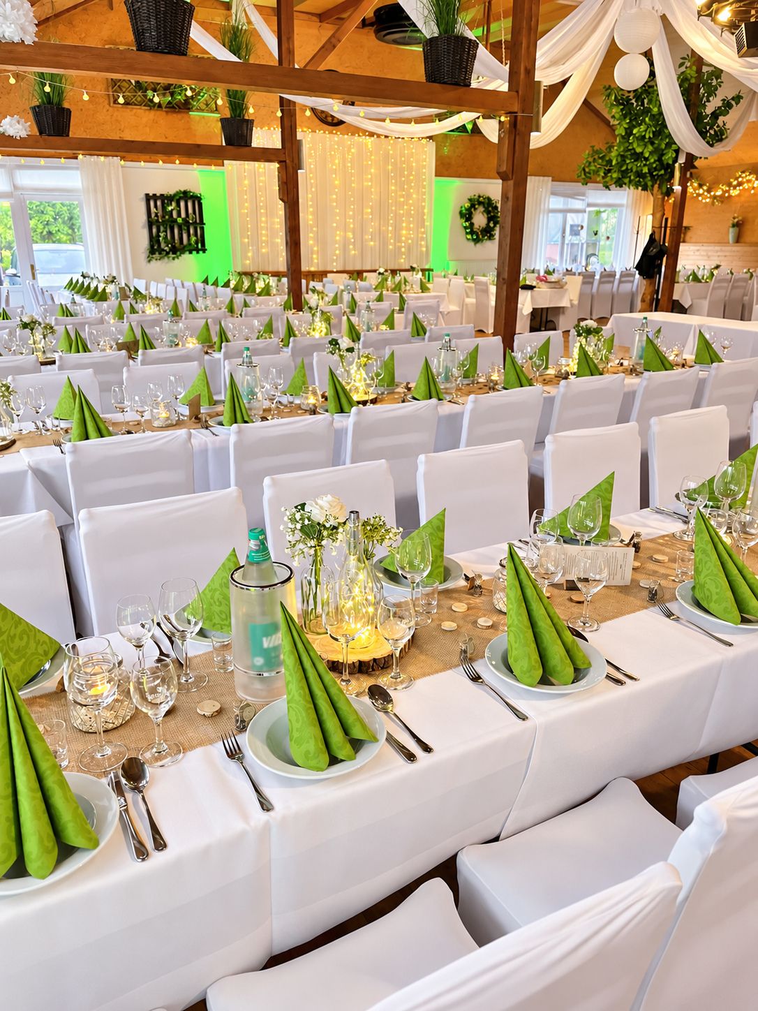 Lange Tafel mit grünen Servietten am Hof Moorblick