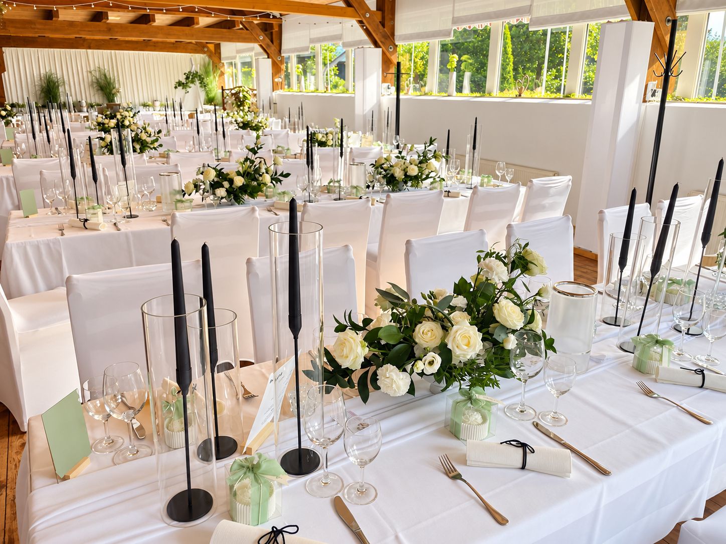 Elegante Tafel mit weißen Blumen und Kerzen am Hof Moorblick