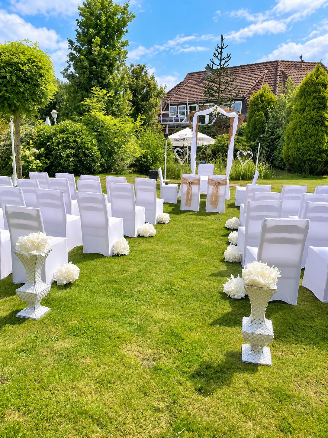 Stuhlreihen für die freie Trauung im Gartenpark