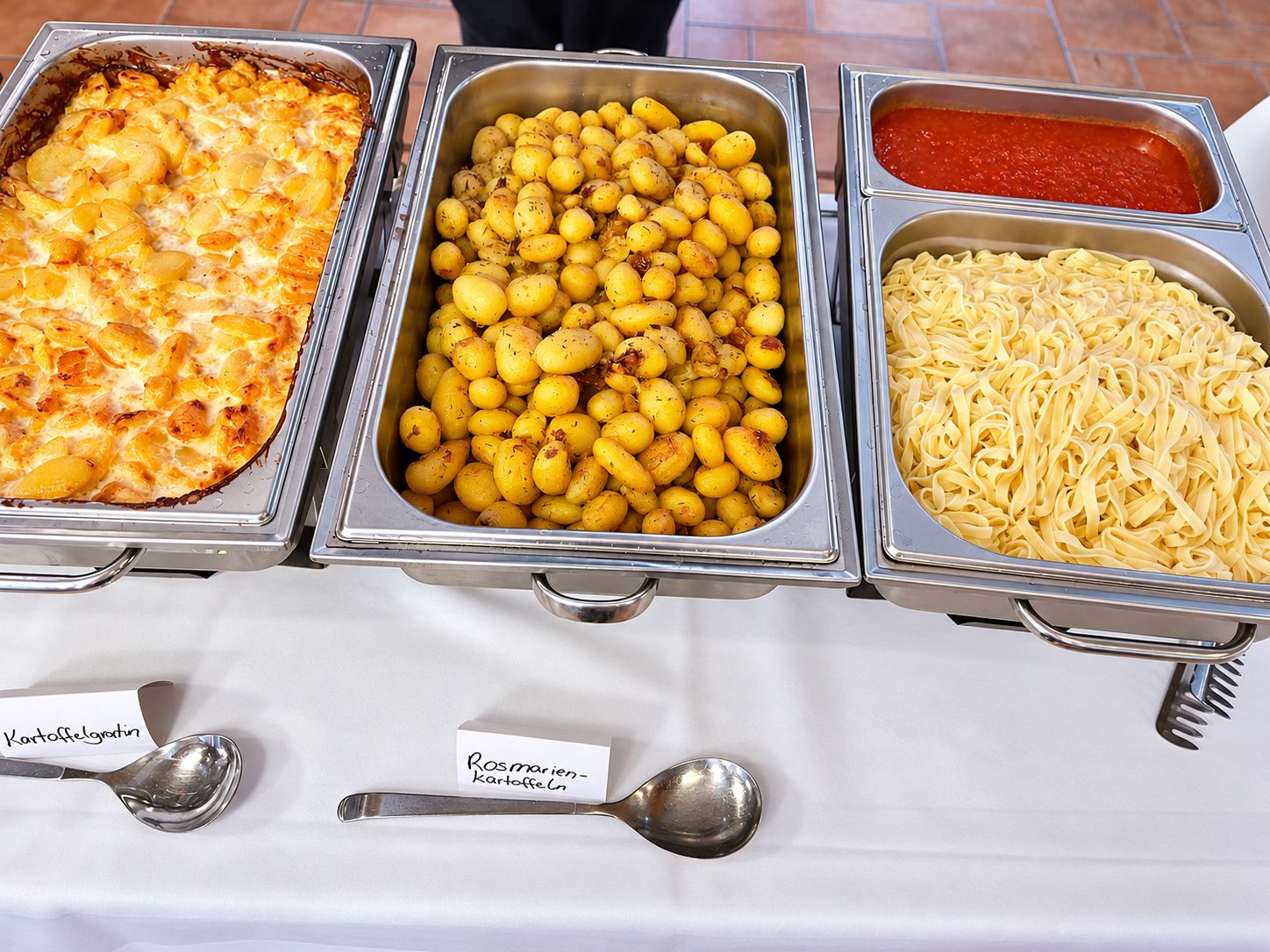 Warmes Buffet mit Gratin, Kartoffeln und Pasta